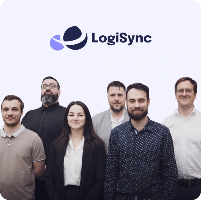 Équipe de développement de LogiSync devant le logo de l’entreprise.