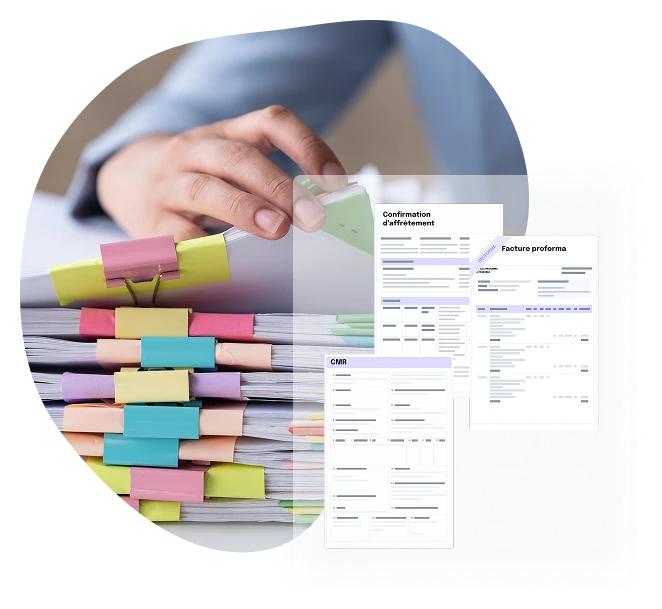 Pile de documents papier accompagnée de leurs équivalents numériques, illustrant la dématérialisation des documents de transport dans LogiSync.