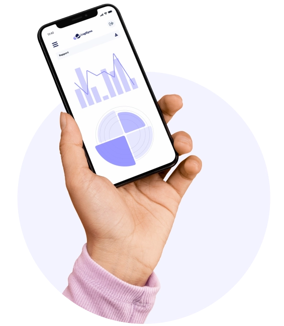 Main tenant un smartphone affichant des graphiques de performance issus du module KPI de l’application mobile LogiSync.