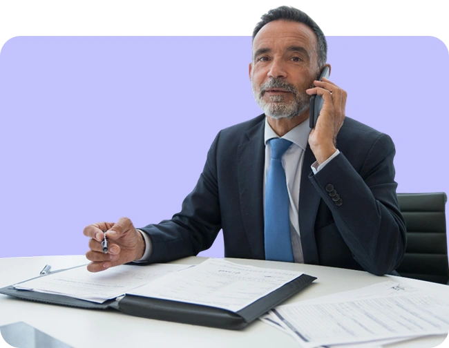 Affréteur en communication avec un transporteur, utilisant LogiSync sur son ordinateur portable.