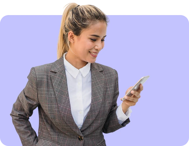Comptable consultant l’application mobile LogiSync sur son smartphone.