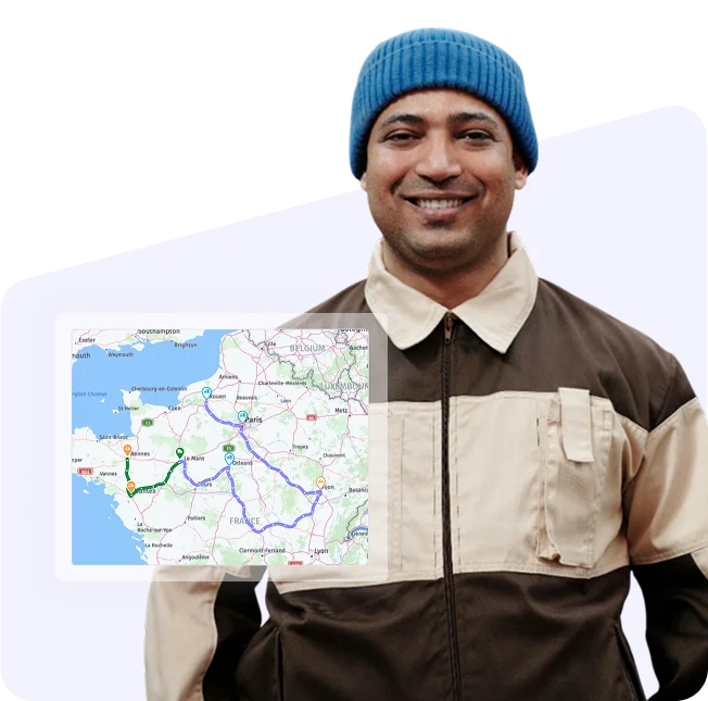 Chauffeur souriant tenant une tablette avec la carte interactive de LogiSync affichant un itinéraire de livraison à plusieurs étapes en France.