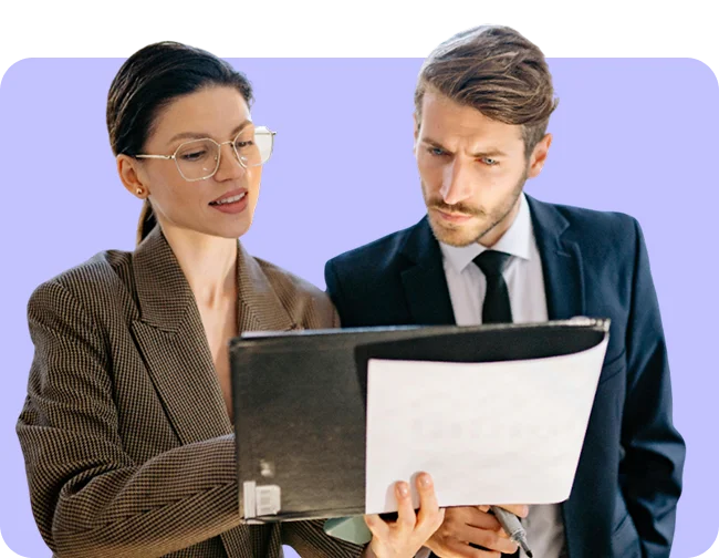 Deux responsables transport analysant des données liées à la gestion des chauffeurs ou de la flotte sur un ordinateur portable.