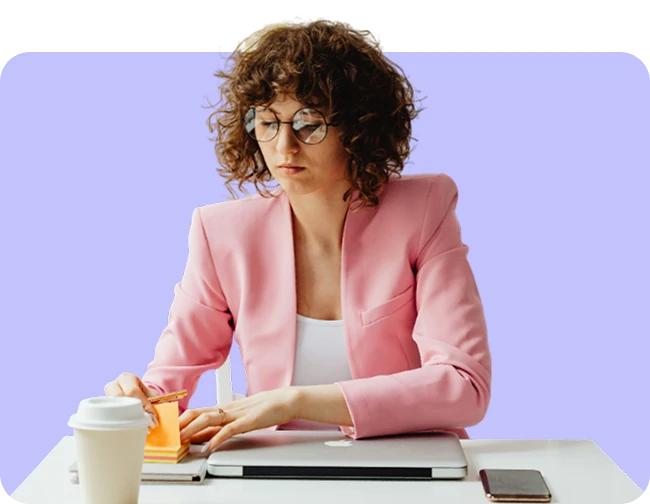 Collaboratrice en train de consulter des documents numériques et des données sur son ordinateur à l’aide du module GED de LogiSync.