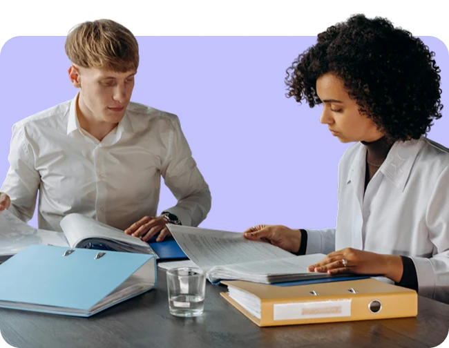 Collaborateurs consultant LogiSync sur un ordinateur portable pour suivre les opérations entre donneurs d’ordre, clients et sous-traitants.